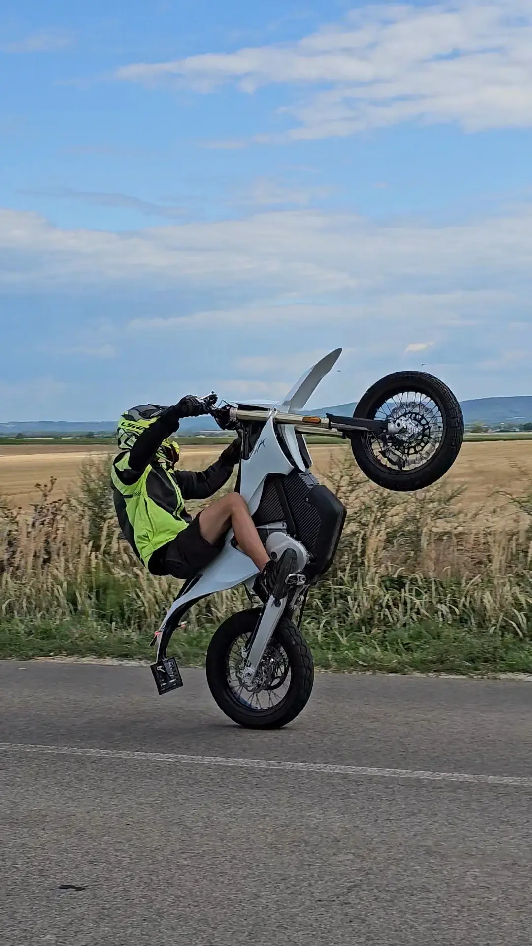 EnduroLife Marci egykerekezik a fehér motorral