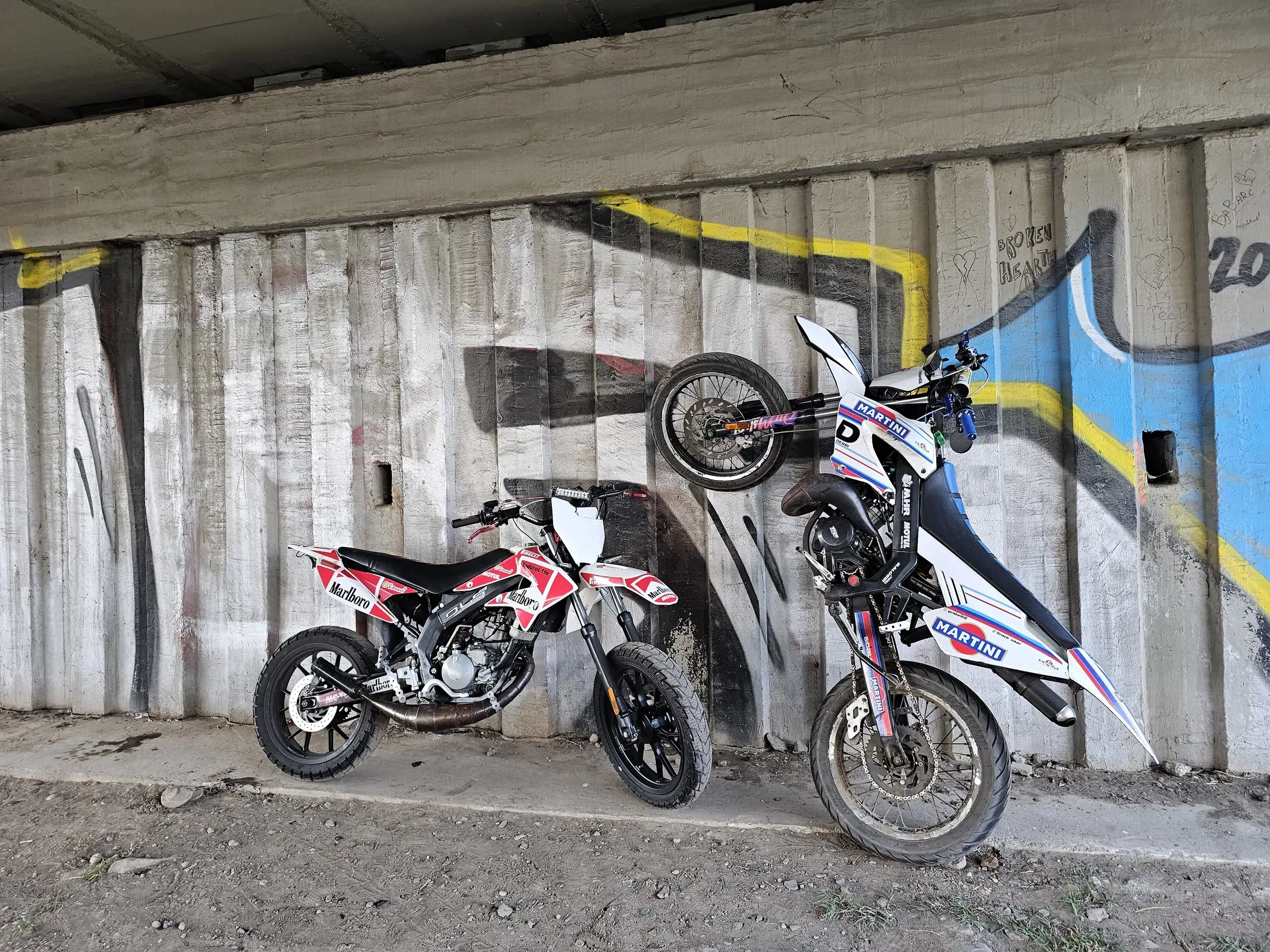 Két EnduroLife motor a híd alatt