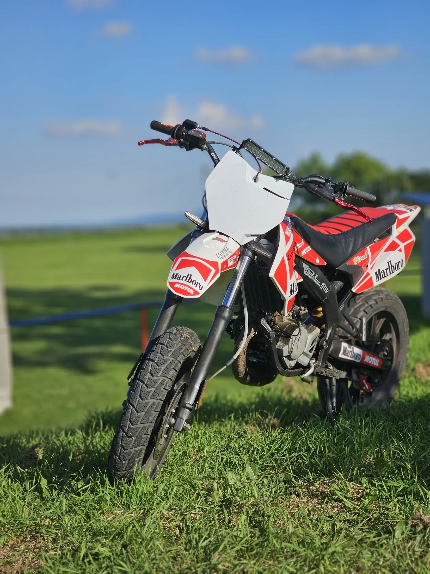 Piros EnduroLife motor közelről