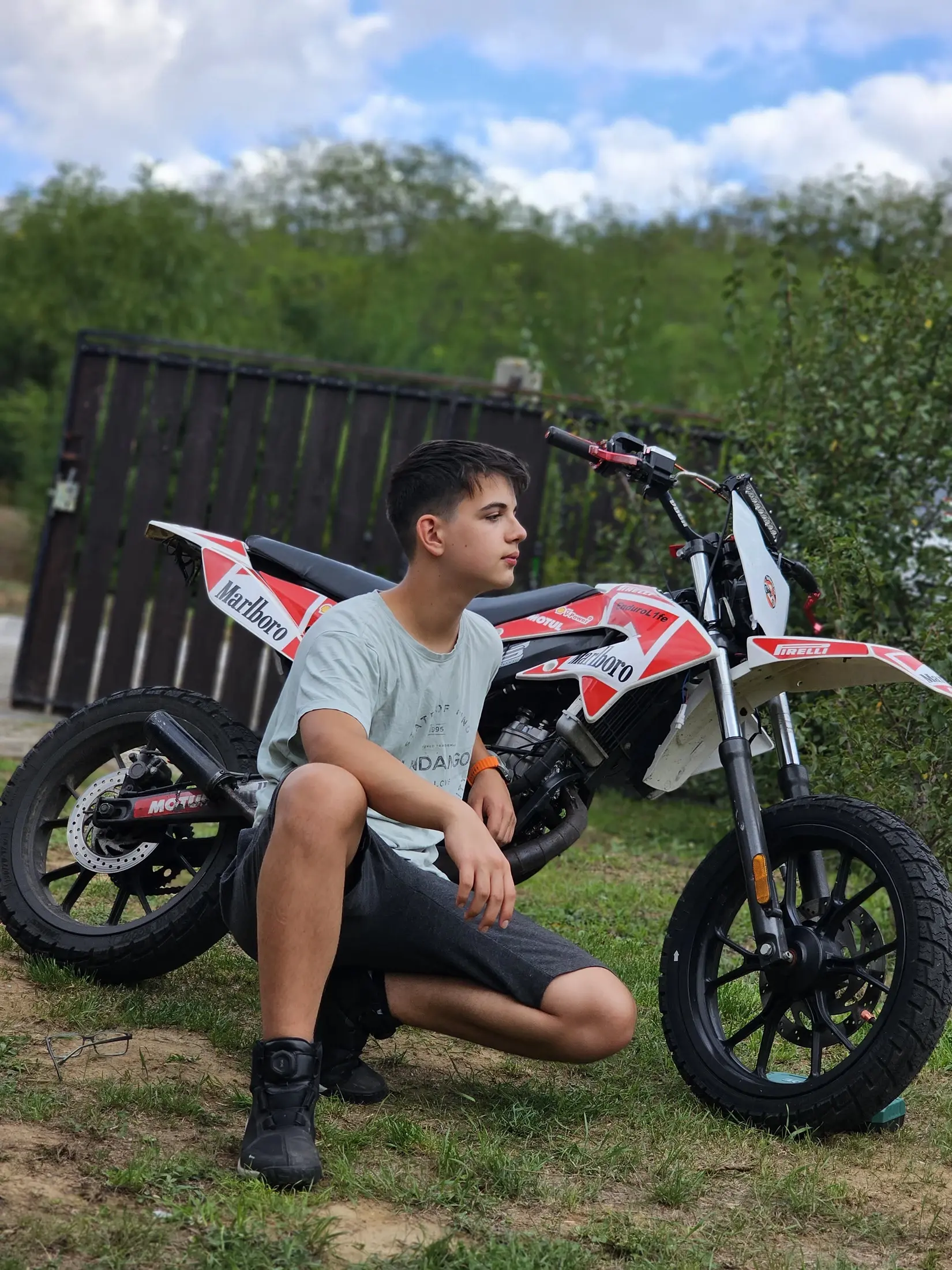 EnduroLife Marci a piros motor mellett