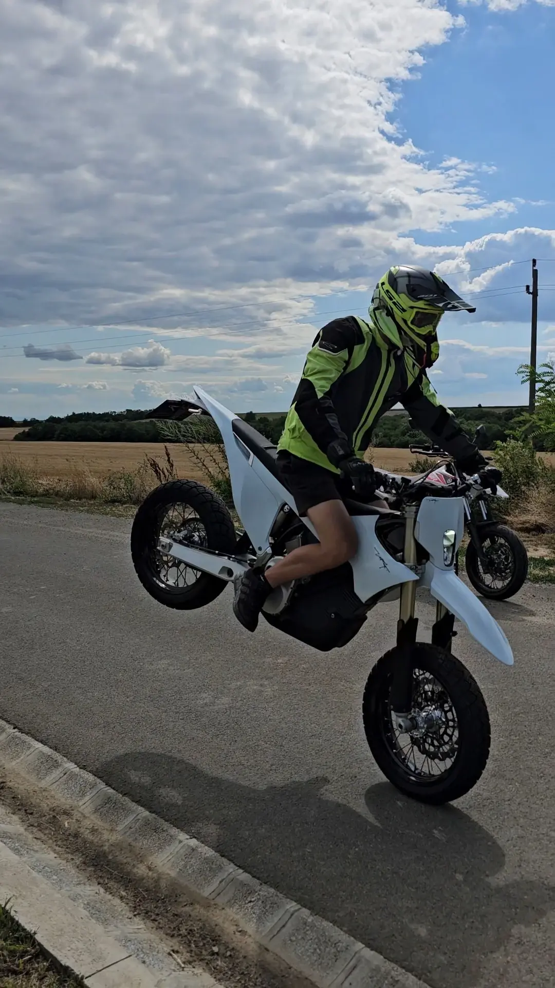 EnduroLife motoros egykerekezés közben