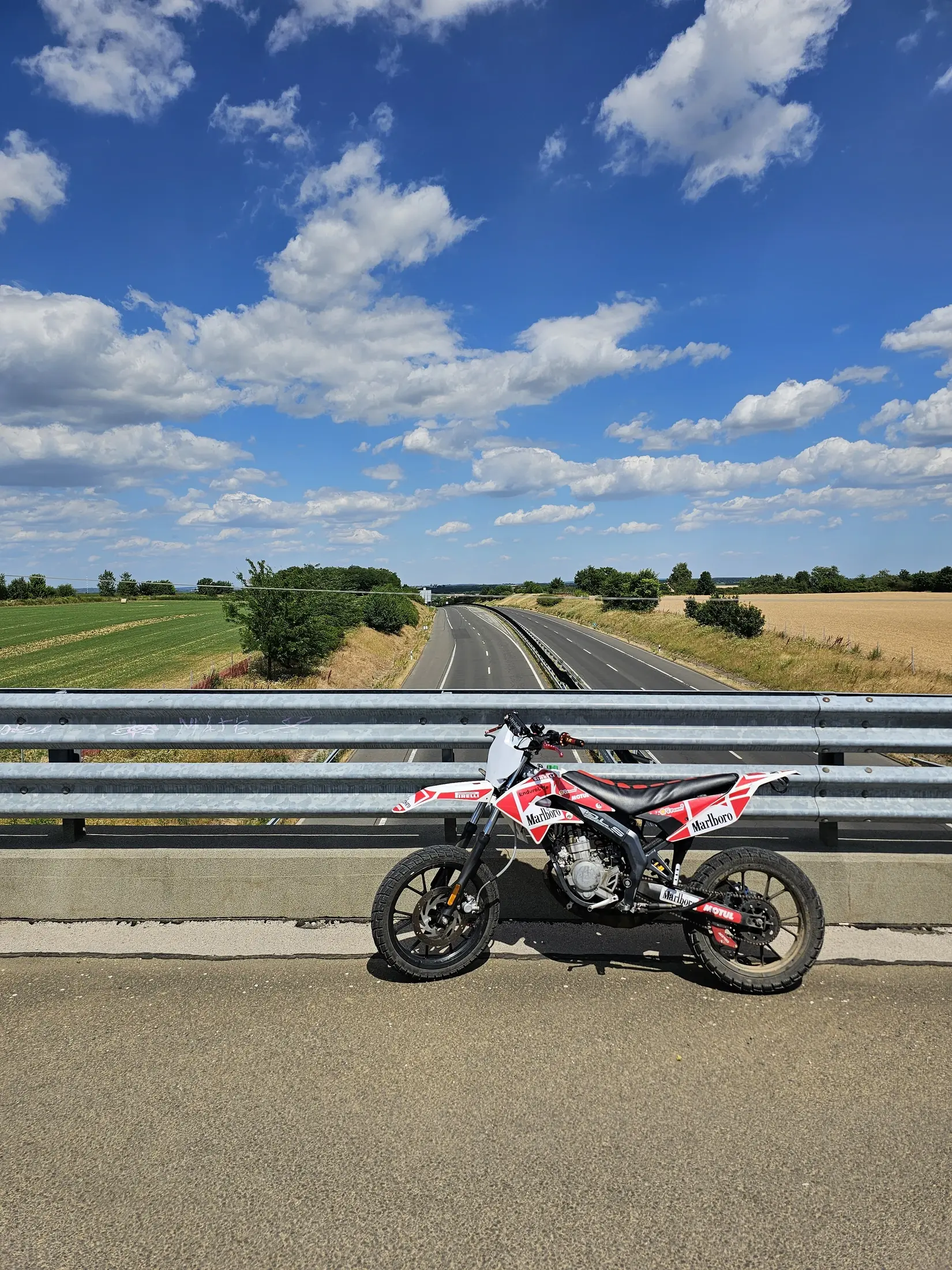 EnduroLife motor az út felett